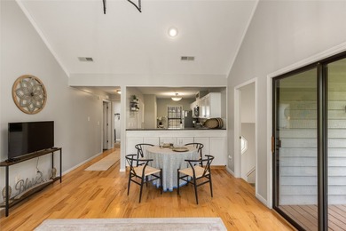 Beautifully maintained end-unit villa offering two bedrooms and - photo 25