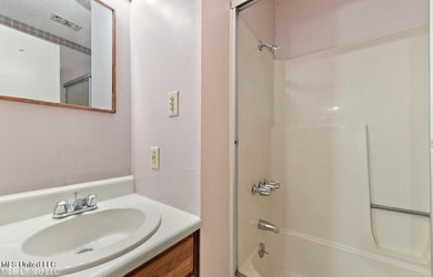 Beautiful Amazing home in Gautier. It has a NEW ROOF and New AC - photo 26