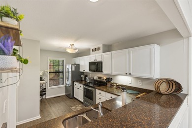 Beautifully maintained end-unit villa offering two bedrooms and - photo 29