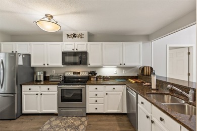Beautifully maintained end-unit villa offering two bedrooms and - photo 30