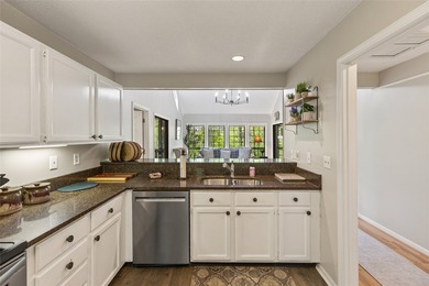 Beautifully maintained end-unit villa offering two bedrooms and - photo 31