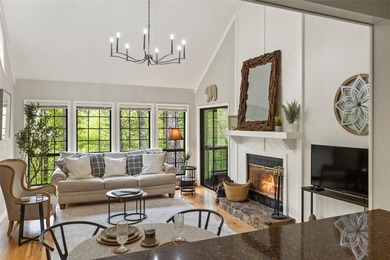 Beautifully maintained end-unit villa offering two bedrooms and - photo 32