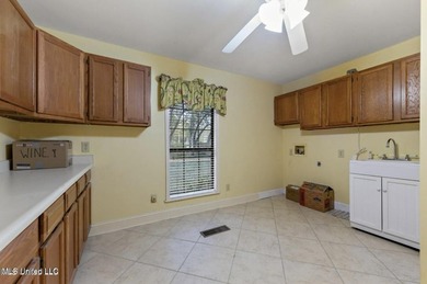 Beautiful Amazing home in Gautier. It has a NEW ROOF and New AC - photo 32