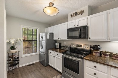 Beautifully maintained end-unit villa offering two bedrooms and - photo 33