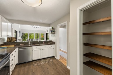 Beautifully maintained end-unit villa offering two bedrooms and - photo 34