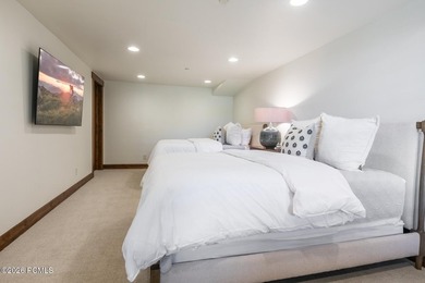 Meticulously maintained 4,037 sq. ft., 5 BR attached Tuhaye Home - photo 34