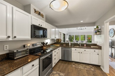 Beautifully maintained end-unit villa offering two bedrooms and - photo 35