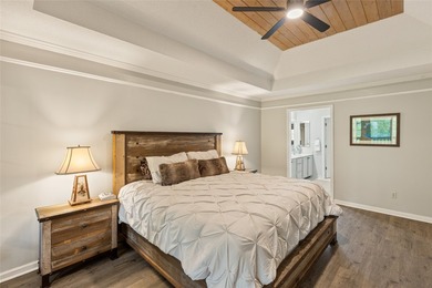 Beautifully maintained end-unit villa offering two bedrooms and - photo 38