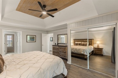 Beautifully maintained end-unit villa offering two bedrooms and - photo 39