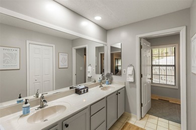 Beautifully maintained end-unit villa offering two bedrooms and - photo 40