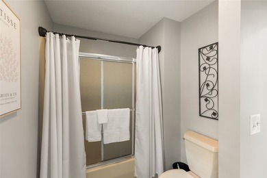 Beautifully maintained end-unit villa offering two bedrooms and - photo 41