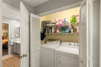 Beautifully maintained end-unit villa offering two bedrooms and - photo 42