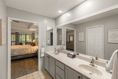 Beautifully maintained end-unit villa offering two bedrooms and - photo 43