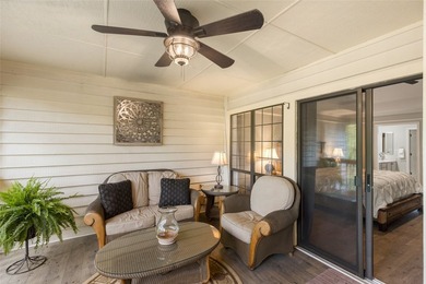 Beautifully maintained end-unit villa offering two bedrooms and - photo 45