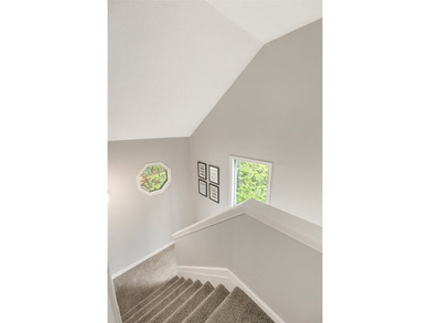 Beautifully maintained end-unit villa offering two bedrooms and - photo 47