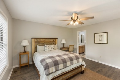 Beautifully maintained end-unit villa offering two bedrooms and - photo 49
