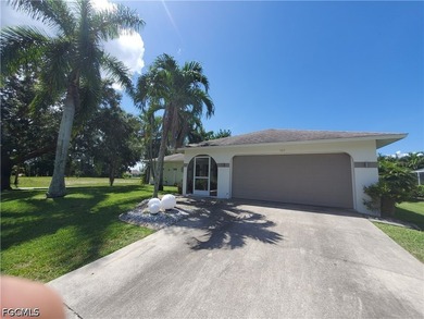 Well maintened Single Family pool home. Great location near - photo 1