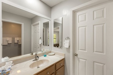 Beautifully maintained end-unit villa offering two bedrooms and - photo 51