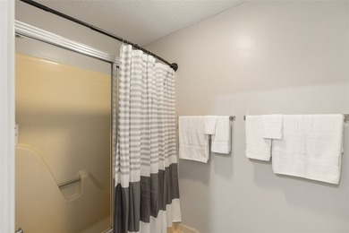 Beautifully maintained end-unit villa offering two bedrooms and - photo 52