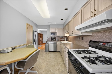 Welcome to this beautifully expanded ranch featuring 3 bedrooms - photo 9