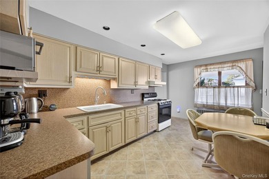 Welcome to this beautifully expanded ranch featuring 3 bedrooms - photo 10