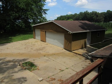 Home awaits new owners to enjoy all that is offered !! Private - photo 3