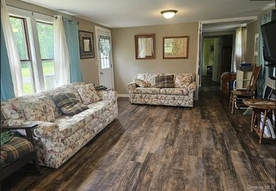 Rare Opportunity! Fully Furnished Seasonal Lake Cottage with - photo 6