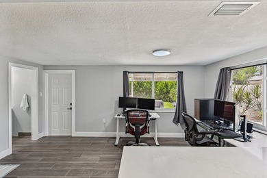Beautifully updated 2-bedroom, 2-bath home with a versatile - photo 11