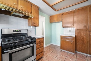 Welcome to this spacious 3-bedroom, 2-bathroom home offering - photo 8