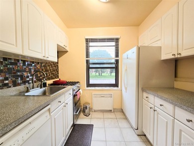 Windsor Park community of Oakland Gardens. Bright and - photo 3