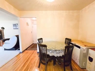 Windsor Park community of Oakland Gardens. Bright and - photo 5