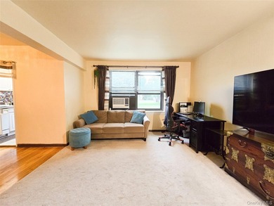 Windsor Park community of Oakland Gardens. Bright and - photo 10