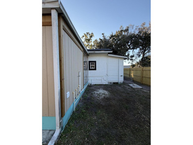 EXCLUSIVE 4/2 SINGLE FAMILY RESIDENCE COMPLETELY RENOVATED IN - photo 13