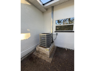 EXCLUSIVE 4/2 SINGLE FAMILY RESIDENCE COMPLETELY RENOVATED IN - photo 15