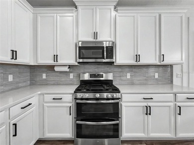 Welcome to this beautifully maintained 3-bedroom, 2-bath home - photo 11