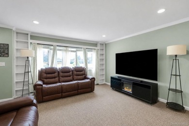 Beautiful Expanded Cape featuring updated Kitchen with stainless - photo 4