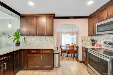 Beautiful Expanded Cape featuring updated Kitchen with stainless - photo 7