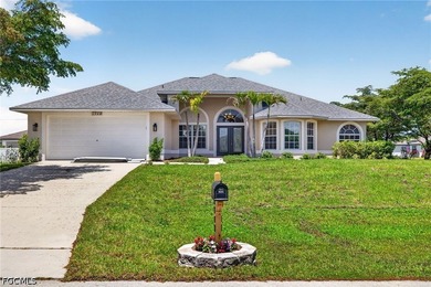 MOVE IN READY!!! This beautiful 3-bedroom 2 bath with a den! New - photo 1