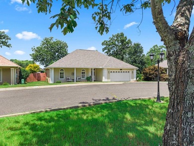 LOCATION! LOCATION! LOCATION! This charming, move in ready house - photo 3