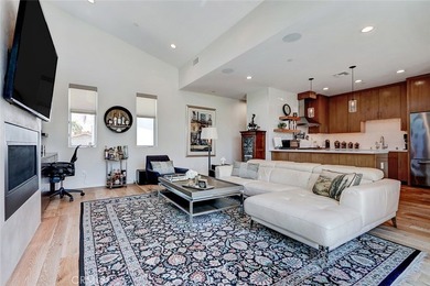 Front unit townhouse. Tons of natural light throughout the house - photo 18