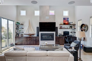 Front unit townhouse. Tons of natural light throughout the house - photo 21