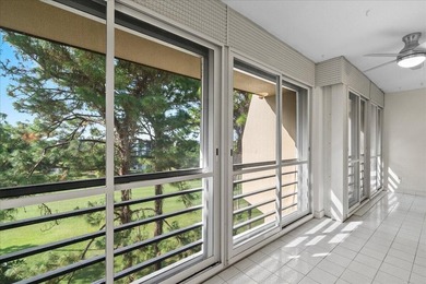Beautifully updated 2-bedroom, 2-bath penthouse condo in the - photo 23