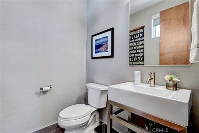 Front unit townhouse. Tons of natural light throughout the house - photo 24