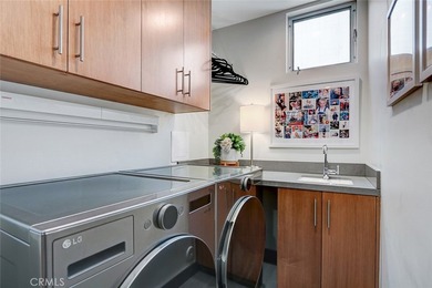 Front unit townhouse. Tons of natural light throughout the house - photo 25