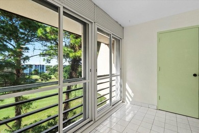 Beautifully updated 2-bedroom, 2-bath penthouse condo in the - photo 25