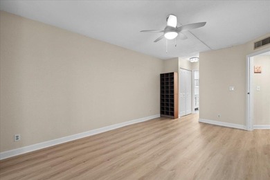 Beautifully updated 2-bedroom, 2-bath penthouse condo in the - photo 28