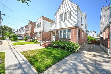 Charming 3 bedroom, 1.25-bath colonial style detached home on - photo 2