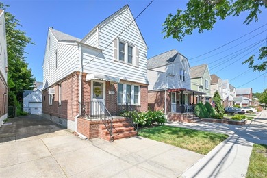 Charming 3 bedroom, 1.25-bath colonial style detached home on - photo 3