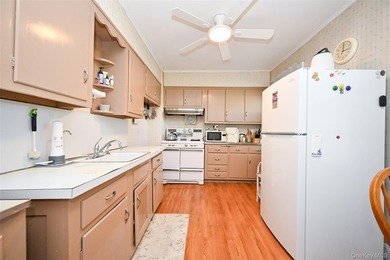 Charming 3 bedroom, 1.25-bath colonial style detached home on - photo 4