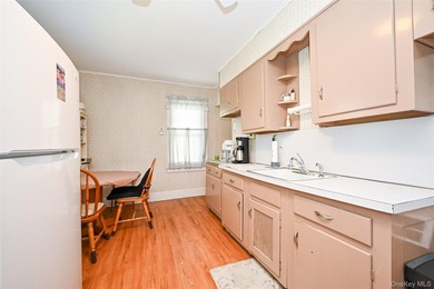 Charming 3 bedroom, 1.25-bath colonial style detached home on - photo 5
